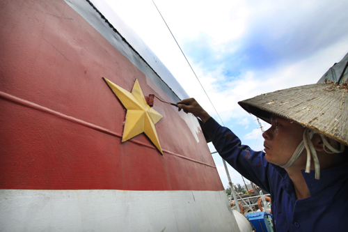 sửa chữa tàu kiểm ngư VN bị Trung Quốc tấn công - ảnh nguyễn tú