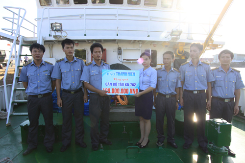 tàu Kiểm ngư Việt Nam bị tàu Trung Quốc tấn công - ảnh Nguyễn Tú
