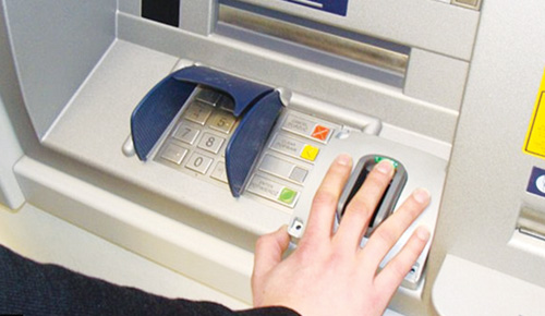 Rút tiền ATM bằng một ngón tay d