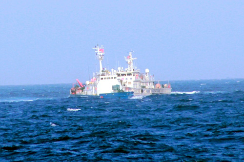 Tàu Trung Quốc (phải) hung hăng tiếp cận tàu Việt Nam trong khu vực gần giàn khoan - Ảnh: Hoàng Sơn