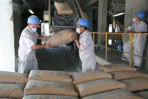 Xi măng, sắt thép hiện đang được xuất khẩu nhiều, giúp doanh nghiệp giữ được sản lượng tiêu thụ - Ảnh: D.Đ.M