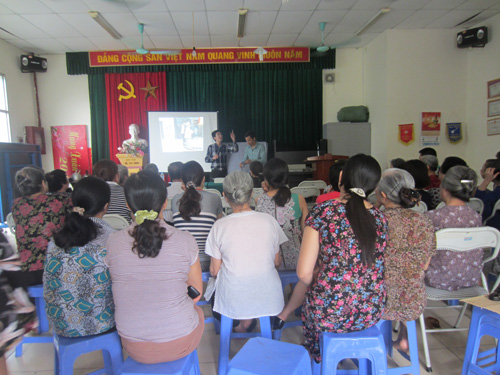Người dân ở P.Thanh Xuân Trung được huy động đến để nghe một công ty quảng cáo, bán hàng - Ảnh: Vũ Thơ