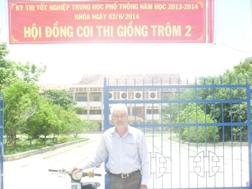 Ông Cảnh sau khi hoàn thành bài thi môn sinh