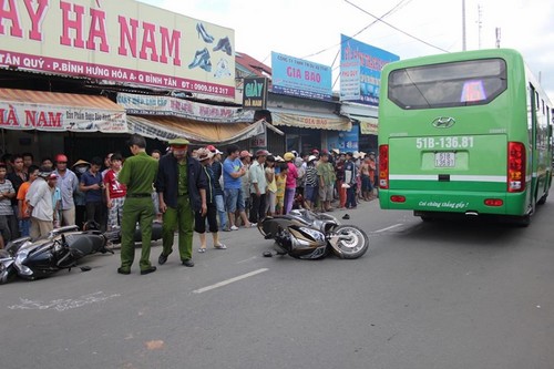  chiếc xe máy hư hỏng nằm cạnh xe buýt tại hiện trường - Ảnh: T.Phong