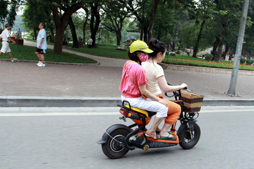 Xe máy điện không BKS vẫn lưu thông trên đường phố Hà Nội - Ảnh: Ngọc Thắng