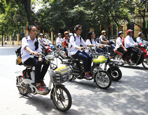 Không chấp hành an toàn giao thông làm tăng nguy cơ tai nạn khi đi xe đạp điện - Ảnh: Ngọc Thắng