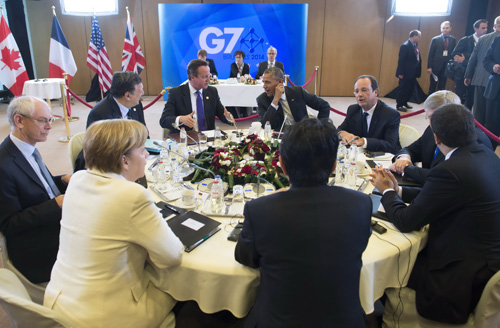 Lãnh đạo các nước G7 và EU tham dự một phiên họp  - Ảnh: Reuters