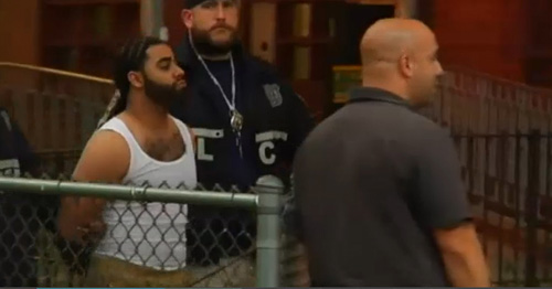 Một nghi phạm (trái) bị bắt giữ - Ảnh: Chụp từ clip