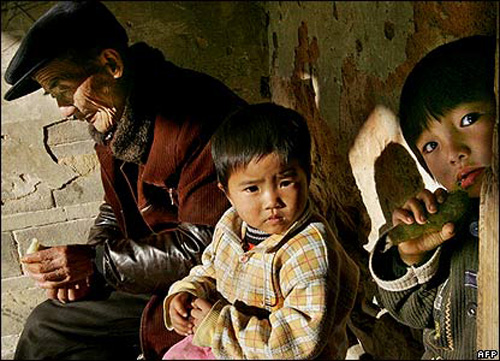 Người già và trẻ em là đối tượng dễ bị tấn công ở nông thôn Trung Quốc - Ảnh: AFP