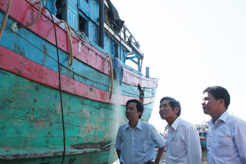 UBND H.Hoàng Sa khảo sát hiện trạng tàu cá ĐNa 90152  ảnh: Ng.Tú