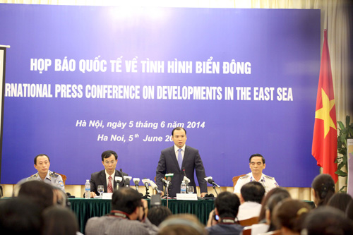 Tại cuộc họp báo quốc tế chiều 5.6, VN tiếp tục công bố chứng cứ thuyết phục về việc tàu TQ tấn công tàu ngư dân VN trên vùng biển Hoàng Sa của VN - Ảnh: Ngọc Thắng