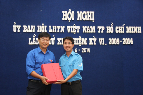 Bí thư T.Ư Đoàn Lê Quốc Phong (trái) chúc mừng anh Phạm Hồng Sơn 