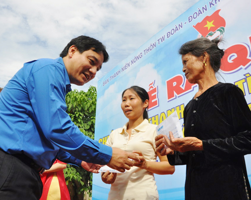 Anh Nguyễn Đắc Vinh trao quà cho bà Phạm Thị Nga và chị Nguyễn Thị Hoa - Ảnh: Mai Thanh Hải