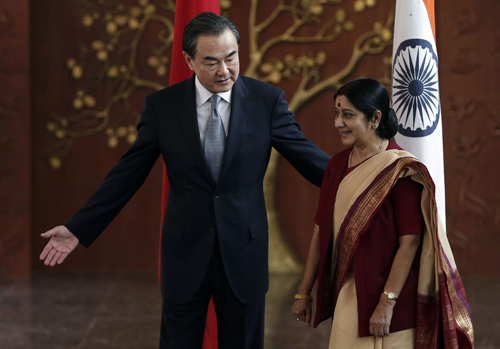 Ngoại trưởng Trung Quốc Vương Nghị (trái) và người đồng cấp Ấn Độ Sushma Swaraj - Ảnh: Reuters