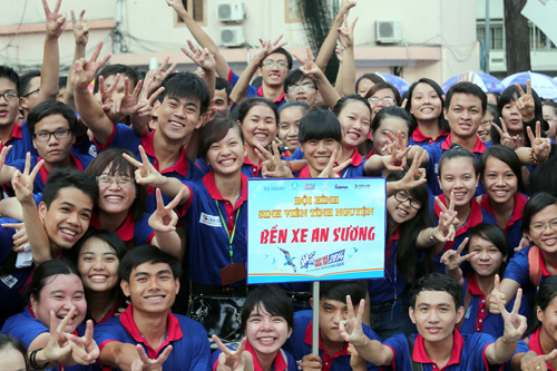 Thanh niên tình nguyện tham gia Tiếp sức mùa thi năm 2014 - Ảnh: Đào Ngọc Thạch 