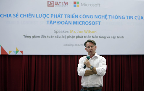 Joe Wilson giao lưu với sinh viên Duy Tân