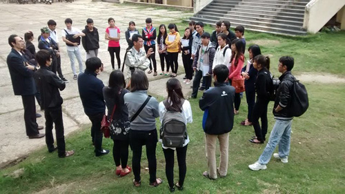 Nhà báo, dịch giả Trần Đức Tài nói với sinh viên Đại học Yersin trong một chuyên đề về ảnh báo chí