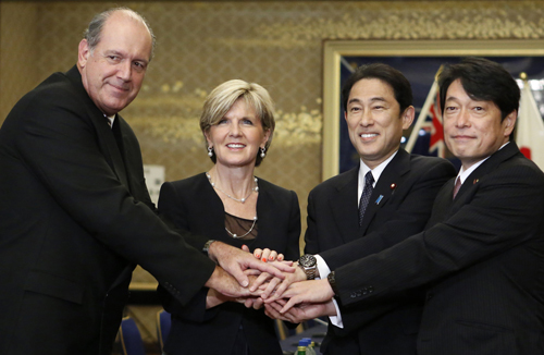 Các bộ trưởng Nhật và Úc bắt tay trước cuộc hội đàm - Ảnh: Reuters