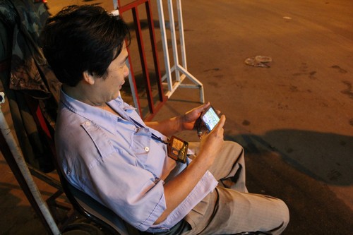 Chú Nguyễn Văn Được có cách riêng để xem World Cup bằng điện thoại
