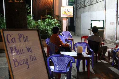 Một quán cà phê nhỏ phục vụ khách trên đường An Dương Vương Quận 6