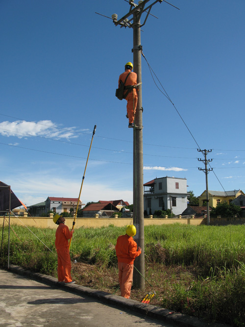 Công nhân điện lực Hà Nam thực hiện công tác an toàn điện - Ảnh: Thanh Hòa