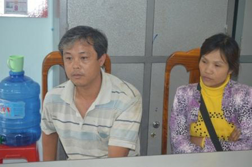 Hai vợ chồng Nam và Bảy tại cơ quan Công an tỉnh Kon Tum - Ảnh: Công an tỉnh Kon Tum cung cấp