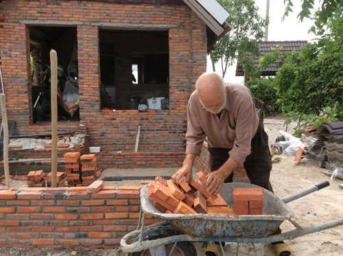 Ông Kurt vẫn duy trì việc xây dựng hàng ngày để ngôi nhà của ông bà ngày càng hoàn thiện và tốt hơn 3