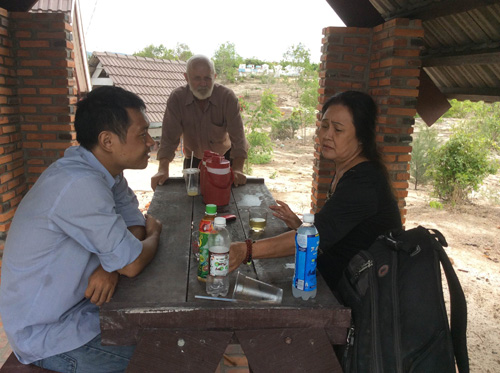 Một Facebooker tên Đào Hiếu, trên đường đi xe máy xuyên Việt, đã thăm ông bà khi đọc câu chuyện ở trên mạng
