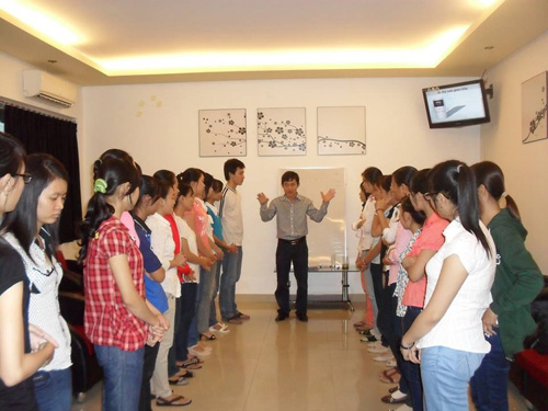 Chuyên viên tâm lý Nguyễn Ngọc Duy dạy kỹ năng quản lý thời gian và công việc hiệu quả cho sinh viên - Ảnh: NVCC
