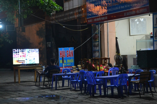 Quán hải sản trên đường Nguyễn Phong Sắc (quận Cầu Giấy, Hà Nội) trưng màn hình tivi cỡ lớn ra vỉa hè từ 9 giờ tối 12.6 để hút khách 