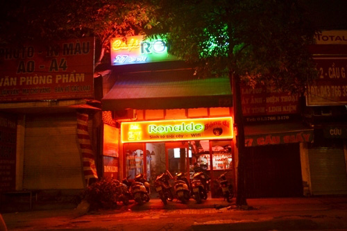 Quán café Ronalde trên đường Cầu Giấy sáng choang ánh điện lúc 1 giờ ngày 13.6 - Ảnh: Nguyễn Tuấn