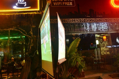 Quán hải sản trên đường Nguyễn Phong Sắc (quận Cầu Giấy, Hà Nội) trưng màn hình tivi cỡ lớn ra vỉa hè từ 9 giờ tối 12.6 để hút khách 4