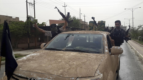 Các tay súng ISIL đã chiếm được thành phố Mosul từ tay quân đội Iraq -  Ảnh: Reuters
