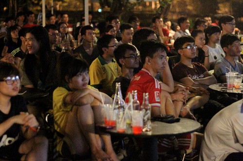 Gần cả ngàn sinh viên trong ký túc xá D9HQG trắng đêm theo dõi World Cup  - Ảnh: Đình Tuyên