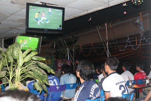Các sinh viên xem bóng đá tại một quán cà phê trong làng đại học