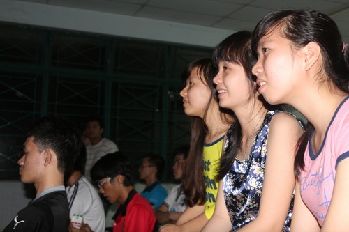 Gần cả ngàn sinh viên trong ký túc xá D9HQG trắng đêm theo dõi World Cup  - Ảnh: Đình Tuyên