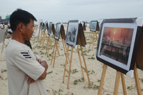 Triển lãm ảnh về biển đảo thu hút công chúng