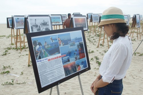 Triển lãm ảnh về biển đảo thu hút công chúng