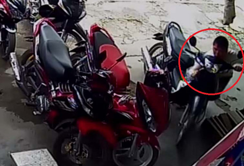 Tên trộm lấy xe trưa 19.5 (chụp lại từ video) - Ảnh: Vũ Ngọc Khánh