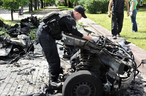 Hiện trường vụ đánh bom tại Donetsk -  Ảnh: AFP