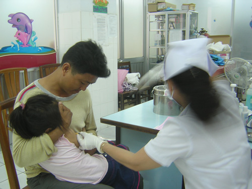 Dịch bệnh nhiều, nhu cầu tiêm vắc xin gia tăng nhưng nhiều loại vắc xin hết đã quá lâu - Ảnh: Thanh Tùng