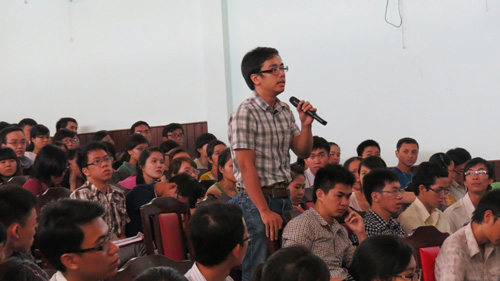 Sinh viên hăng hái đặt câu hỏi để tìm hiều về đề án đưa bác sĩ trẻ về vùng khó khăn