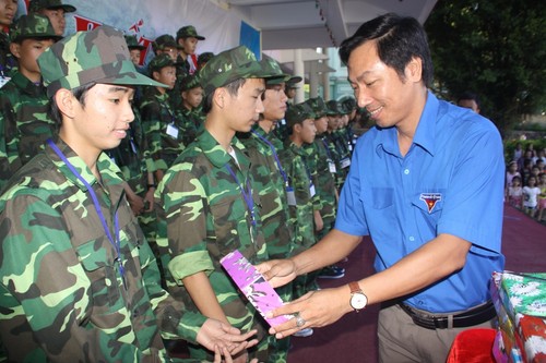 Anh Lê Minh Tuấn, Bí thư Tỉnh đoàn Quảng Trị (áo xanh) tặng quà động viên các “chiến sĩ nhí” d