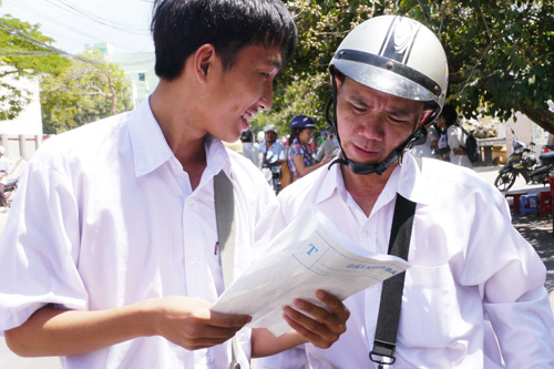 Thí sinh và phụ huynh Trường THPT Quốc Học (Quy Nhơn) trao đổi sau giờ thi tốt nghiệp