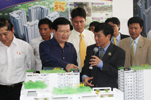 Bộ trưởng Bộ Xây dựng Trịnh Đình Dũng thăm một dự án nhà ở xã hội tại TP.HCM - Ảnh: Đình Sơn