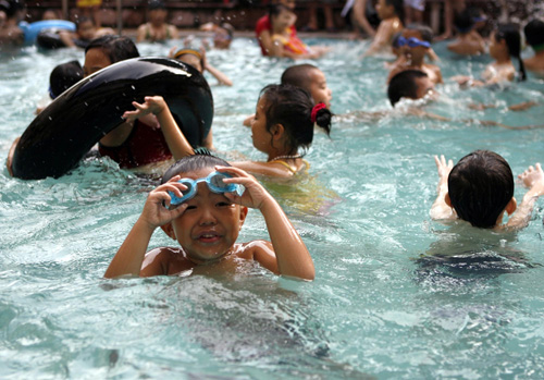 Tận dụng mùa hè để cho bé học bơi - Ảnh: Ngọc Thắng