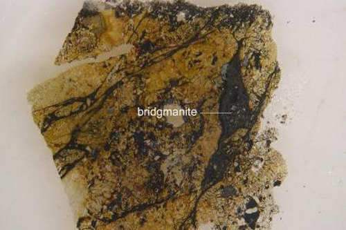 Mẩu thiên thạch 4,5 tỉ năm tuổi chứa bridgmanite - Ảnh: Caltech