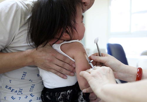 Các trẻ từ 1 đến 3 tuổi sống tại Hà Nội được tiêm miễn phí vắc xin phòng bệnh viêm não Nhật Bản - Ảnh: Ngọc Thắng