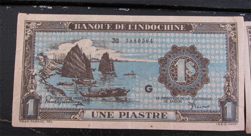Tờ tiền “Une Pastrie” (một đồng) được in tại công ty in tiền của Pháp tại Hà Nội (Ideo Hanoi) có hình ảnh thuyền buồm trên Vịnh Hạ Long