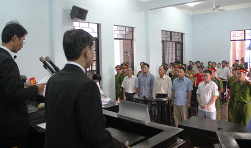 Các bị cáo nghe tòa tuyên án (từ trái qua): Nguyễn Hồng Hà, Trần Lệ Kiên, Nguyễn Thành Trung, Vũ Anh Trung, Luân Văn Nam 